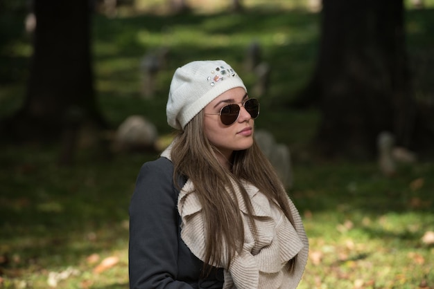 Portret van een prachtige brunette vrouw die een boek leest in het herfstpark