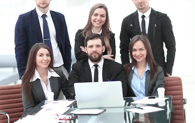 Portret van een professioneel zakelijk team bij de tafel op kantoor