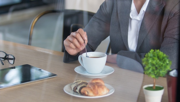 Portret van een professionele zakenvrouw van de investeringsadviseur zit laptop