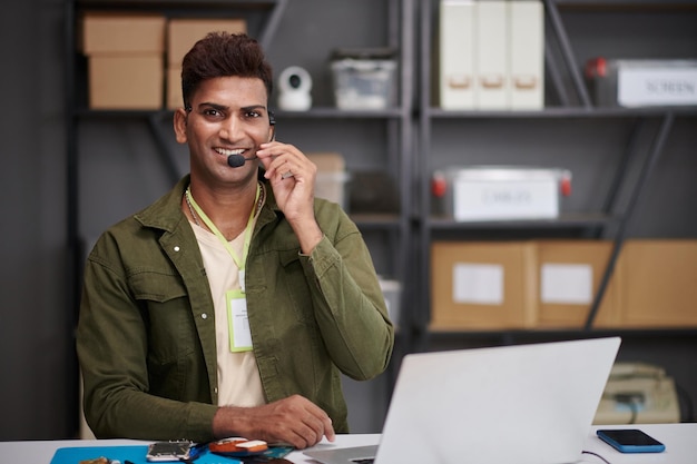 Portret van een reparatiemanager die een telefoontje van een klant beantwoordt