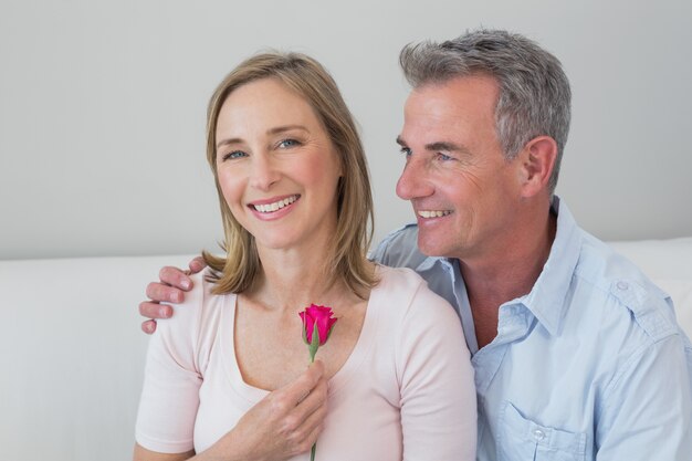 Portret van een romantisch koppel met een bloem