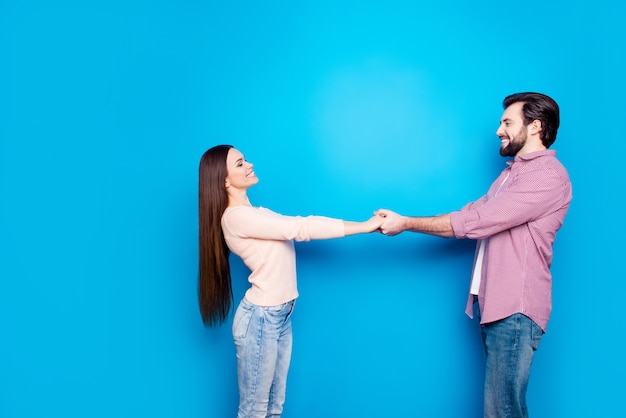 Portret van een romantisch koppel samen poseren