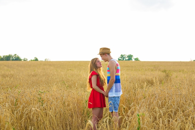 Portret van een romantisch paar omhelst in het veld