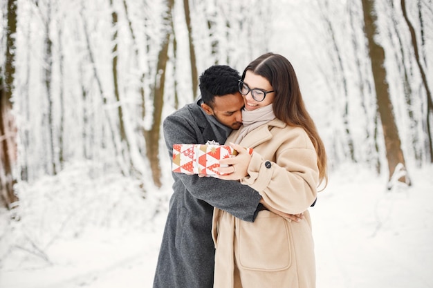 Portret van een romantisch stel dat samen tijd doorbrengt in het winterbos