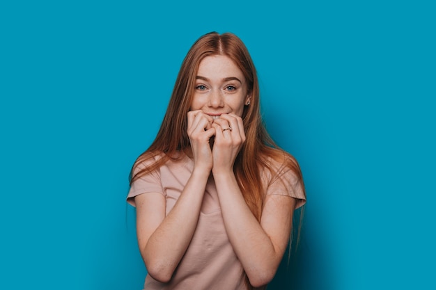 Portret van een roodharige vrouw die camera bekijkt