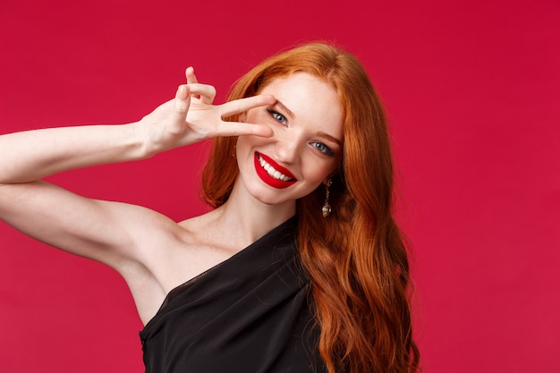 Portret van een roodharige vrouw in stijlvolle zwarte jurk