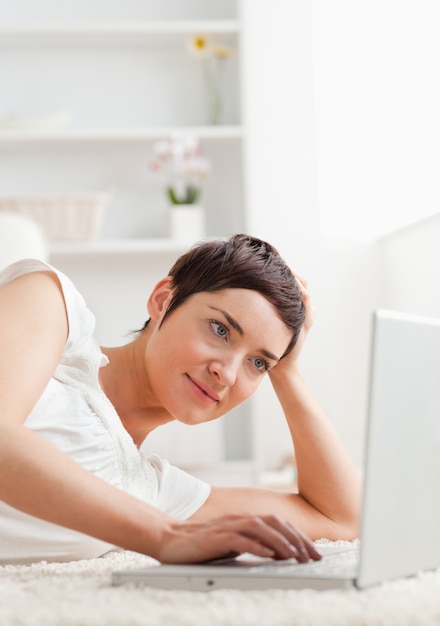 Portret van een rustige vrouw die met laptop ontspannen