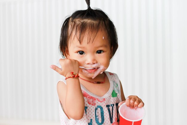 Portret van een schattig baby meisje dat eten eet