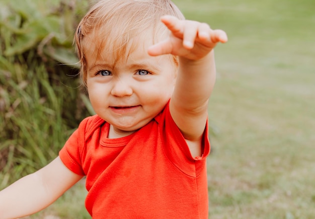 Foto portret van een schattig baby meisje in de achtertuin