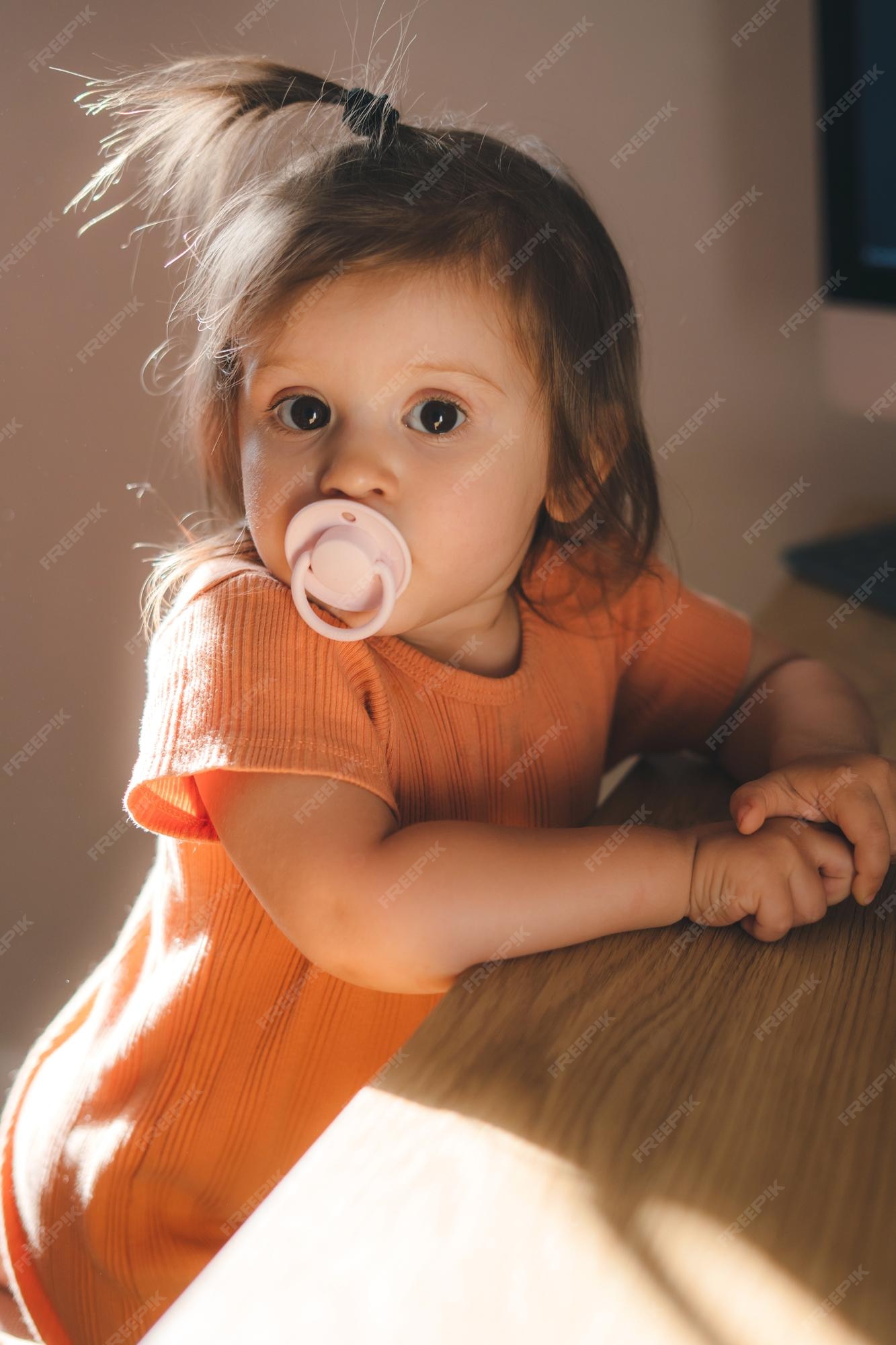 Trappenhuis Verovering Pasen Portret van een schattig babymeisje met een fopspeen in de mond die heel charmant direct naar de camera kijkt kinderopvang vrouwelijke mode | Premium Foto Trappenhuis Verovering Pasen Portret van een schattig babymeisje met een fopspeen in de mond die heel charmant direct naar de camera kijkt kinderopvang vrouwelijke mode | Premium Foto