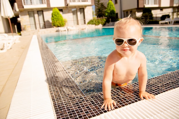 Portret van een schattig blond meisje, het weggaan van zwembad.