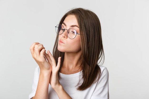 Portret van een schattig brunette meisje poseren