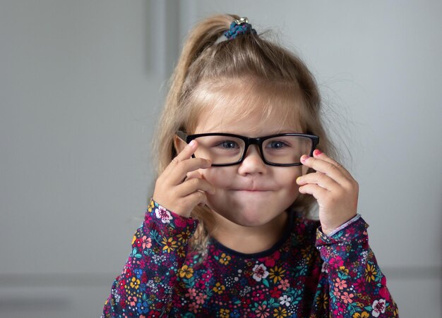 Portret van een schattig en grappig kind met een bril