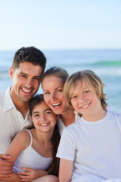 Portret van een schattig gezin op het strand