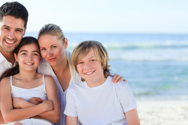 Portret van een schattig gezin op het strand