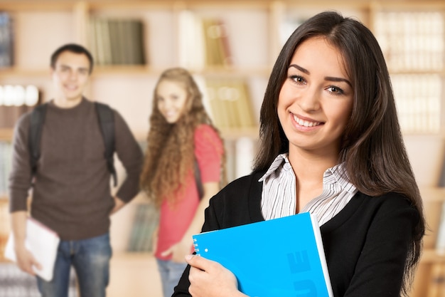 Portret van een schattig jong student meisje met boek, geïsoleerd op background