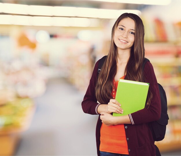 Portret van een schattig jong studentenmeisje, geïsoleerd op background