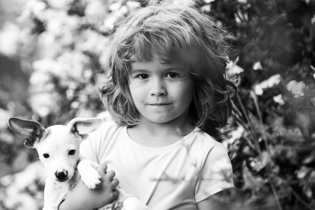 Portret van een schattig kind dat met haar puppy in het park speelt