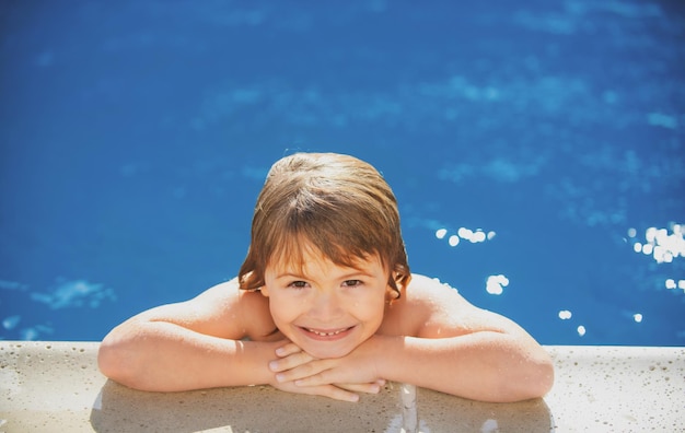 Portret van een schattig kind in het zwembad jeugdconcept zomeractiviteiten voor kinderen