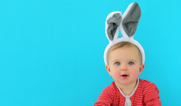 Portret van een schattig klein kind meisje met bunny oren