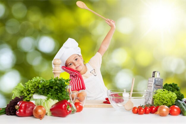 Portret van een schattig klein meisje dat gezond voedsel bereidt in de keuken