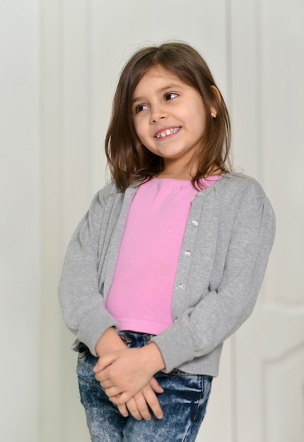 Portret van een schattig klein meisje dat thuis poseert