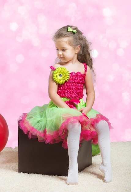 Portret van een schattig klein meisje dat wegkijkt op abstracte achtergrond