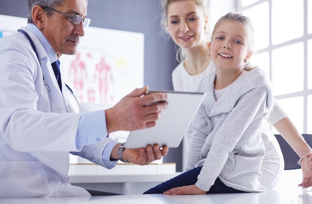 Portret van een schattig klein meisje en haar dokter in het ziekenhuis