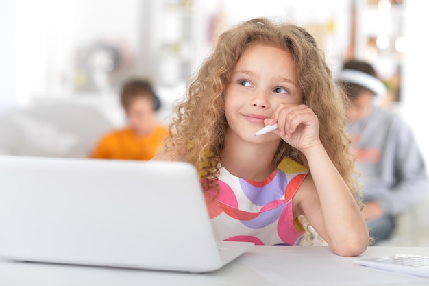 Portret van een schattig klein meisje met behulp van laptop