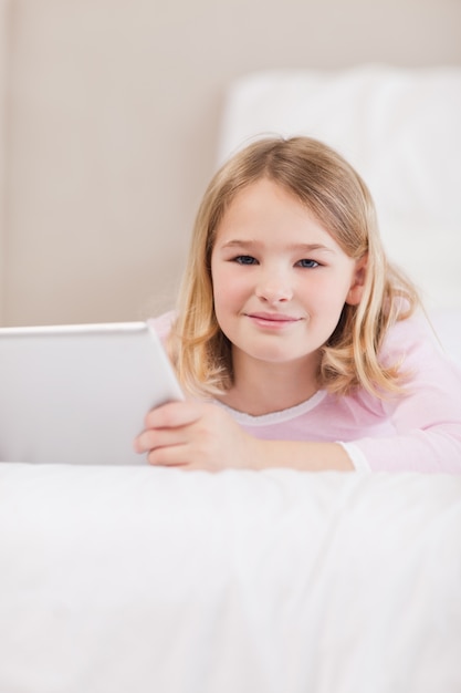 Portret van een schattig klein meisje met een tablet-pc