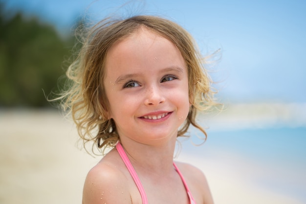 Portret van een schattig klein meisje op het strand tijdens de zomervakantie