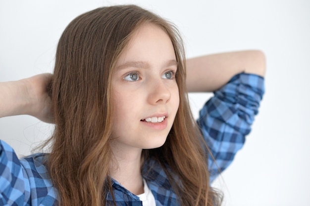 Portret van een schattig klein meisje poseren