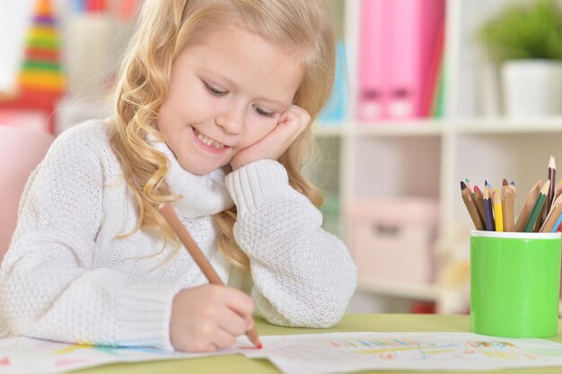 Portret van een schattig klein meisje tekenen en dromen