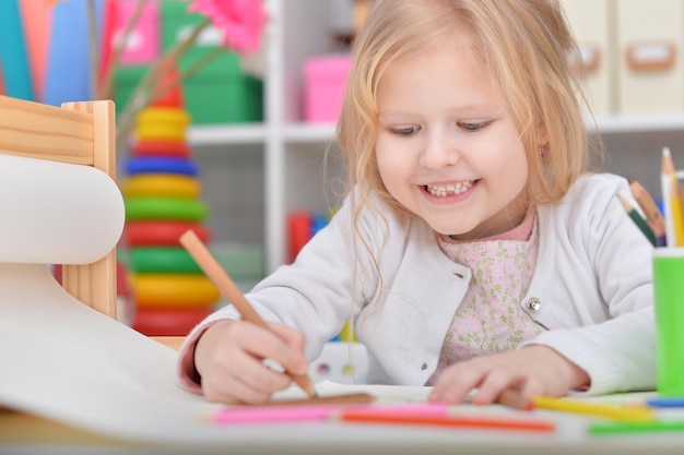 Portret van een schattig klein meisje tekenen met potlood