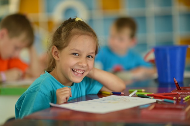 Portret van een schattig klein meisje tekenen