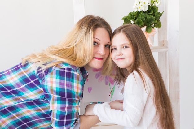 Foto portret van een schattig lachend meisje