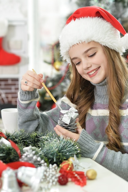 Portret van een schattig langharig meisje dat zich voorbereidt op Kerstmis