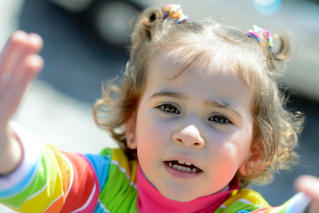 Foto portret van een schattig meisje buiten op een zonnige dag