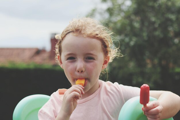 Foto portret van een schattig meisje dat een ijsje eet