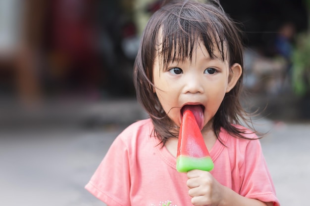 Portret van een schattig meisje dat ijs eet