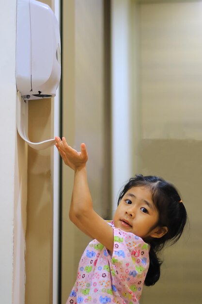 Portret van een schattig meisje dat tegen de muur staat