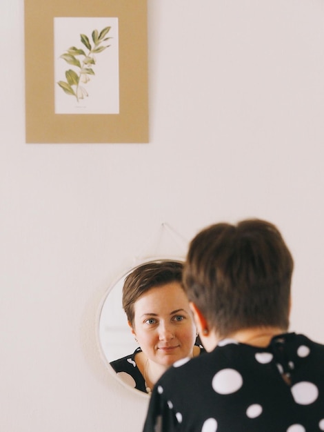 Foto portret van een schattig meisje dat tegen de muur staat