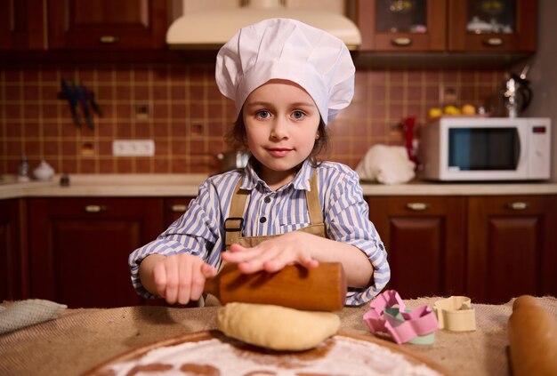 Portret van een schattig meisje dat thuis eten bereidt
