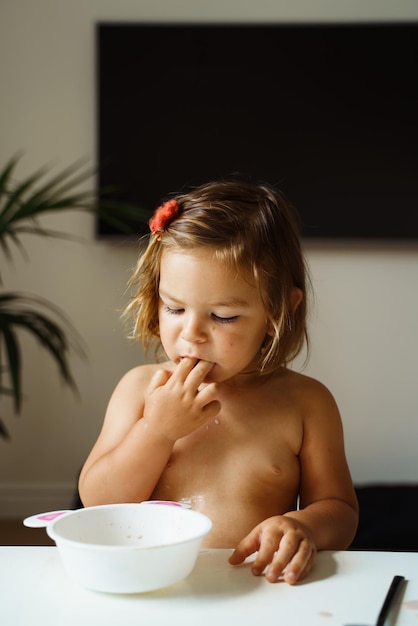 Portret van een schattig meisje dat thuis eten eet