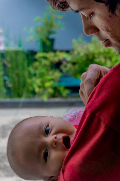 Foto portret van een schattig meisje dat wegkijkt.