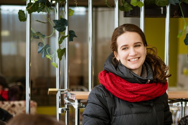 Portret van een schattig meisje glimlachend staande warm gekleed