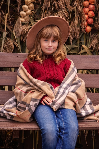 portret van een schattig meisje in de herfst bij het huis