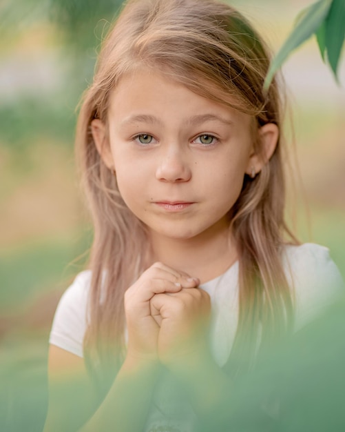 Foto portret van een schattig meisje in de natuur