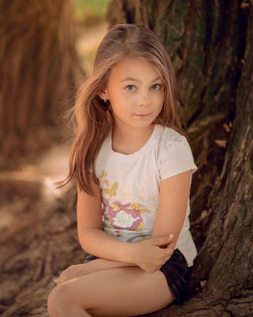 Portret van een schattig meisje in de natuur