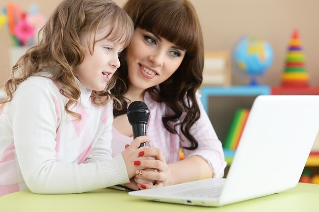 Portret van een schattig meisje met behulp van laptop